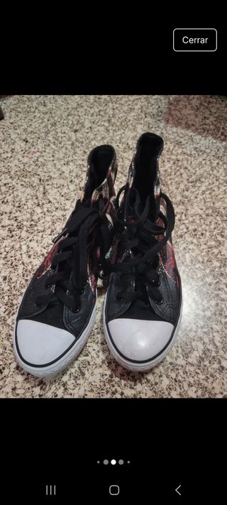 Zapatillas Converse rojas y negras
