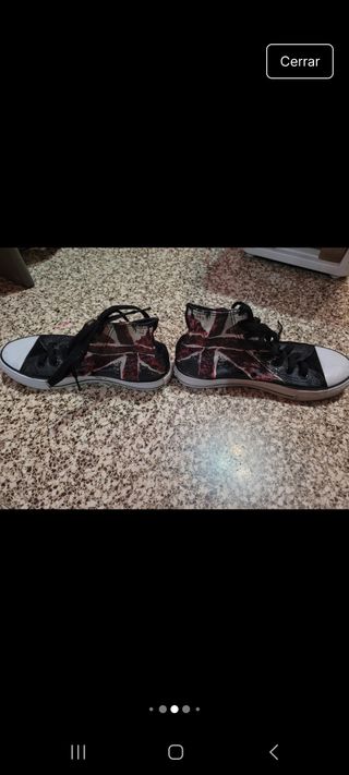 Zapatillas Converse rojas y negras