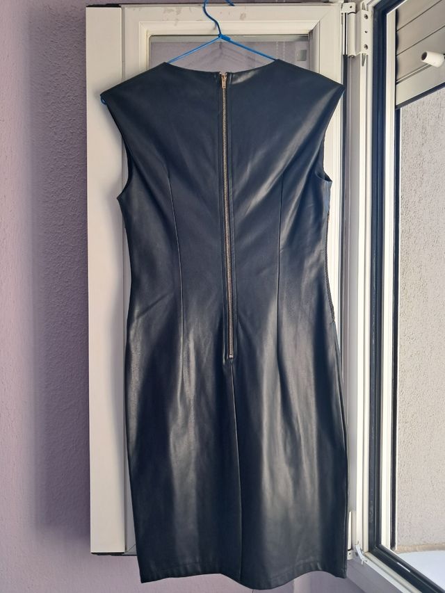 Vestido negro efecto piel