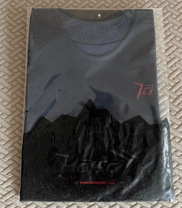 Camiseta HOKO azul marino y negra.Nueva a estrenar