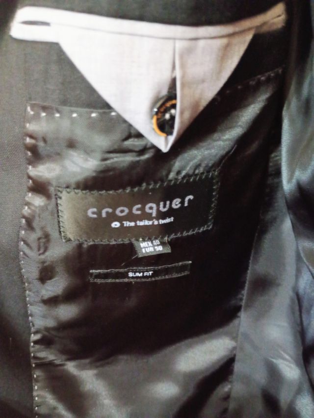 Traje Negro con Corbata Roja