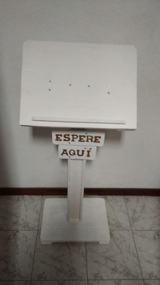 Atril portamenús hosteleria ESPERE AQUÍ blanco