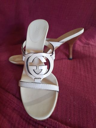 GUCCI  sandalias zapstos piel blancas 35.5 (calza 