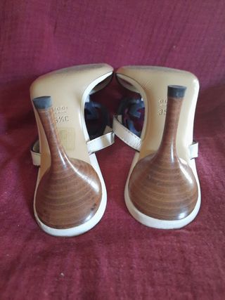 GUCCI  sandalias zapstos piel blancas 35.5 (calza 