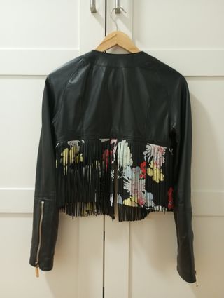 Chaqueta de mujer de piel de la firma Gil Santucci