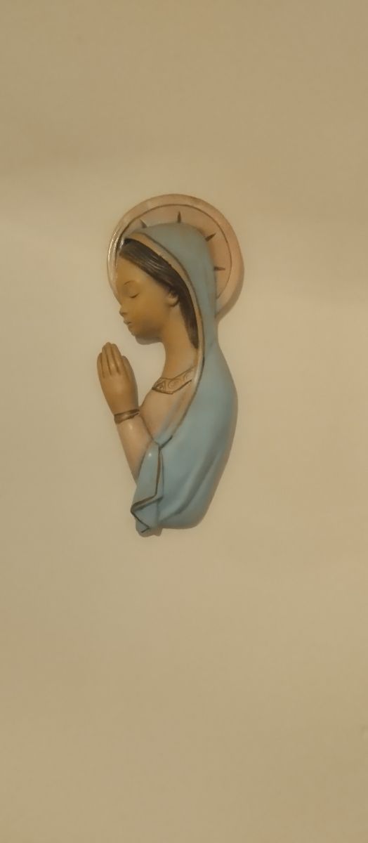 Virgen María: relieve religioso