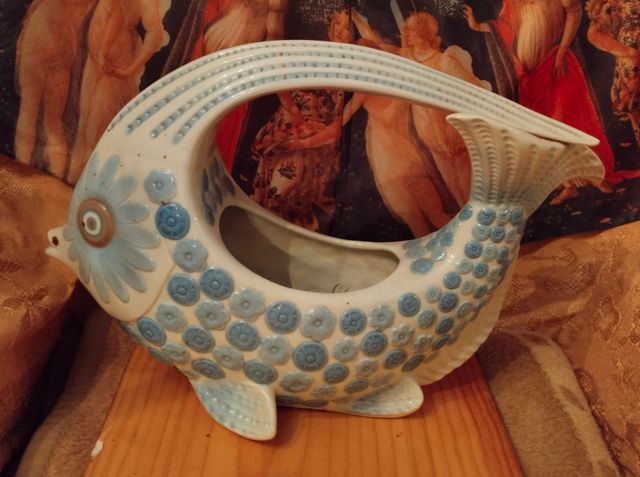 Jarrón Yadró blanco con forma de pez.