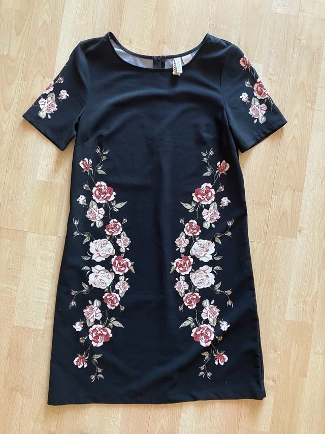 Vestido negro flores rosa