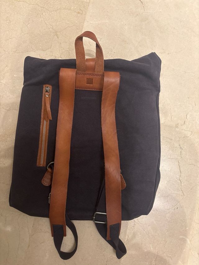 Mochila BIBA azul marino. Llevar portátil.