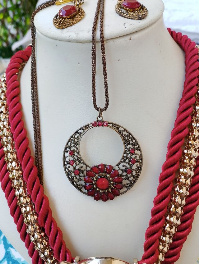 Collana e orecchini rossi e oro