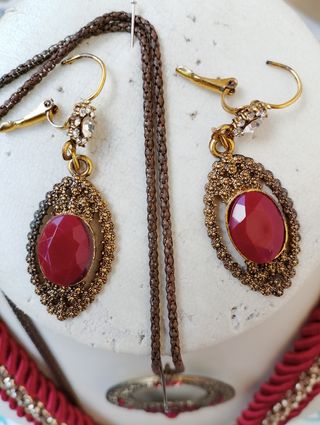 Collana e orecchini rossi e oro