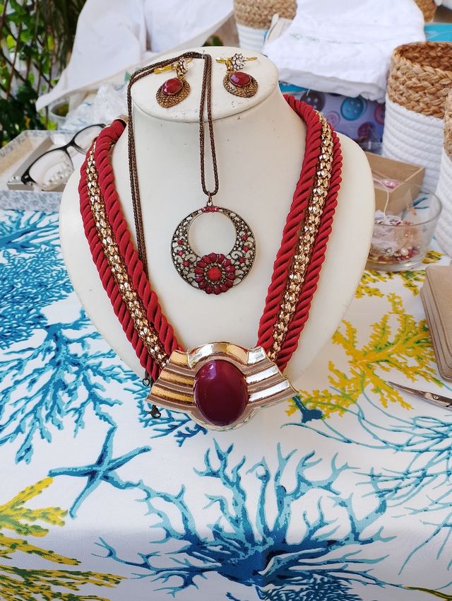 Collana e orecchini rossi e oro