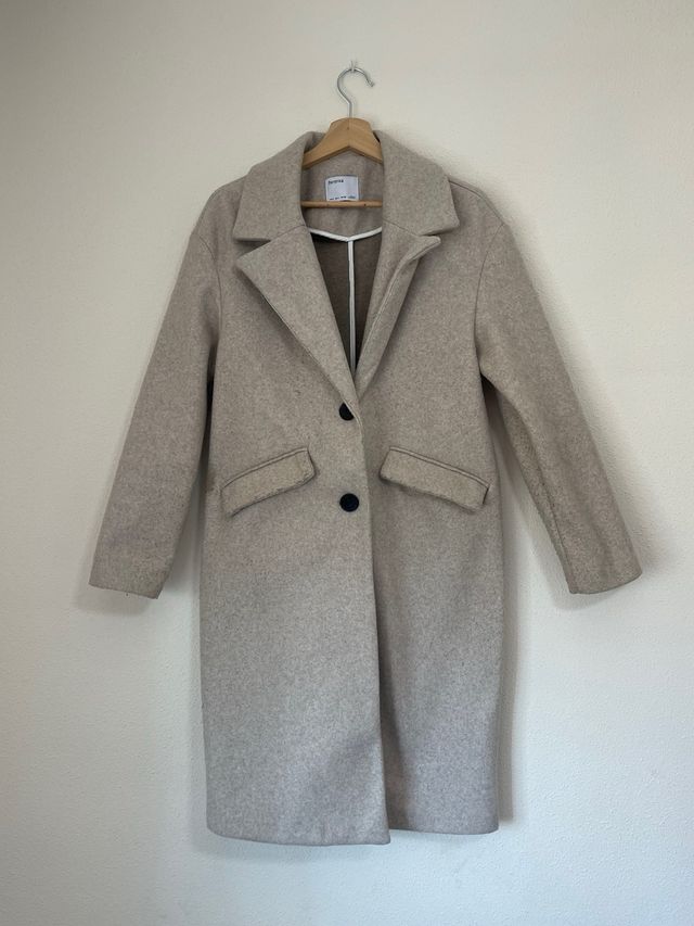 Abrigo Bershka beige talla S