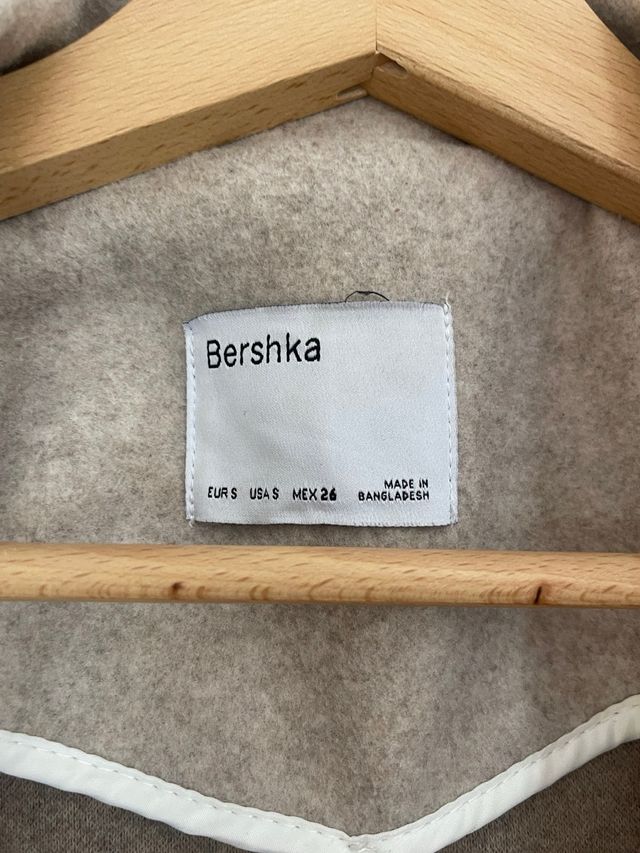 Abrigo Bershka beige talla S