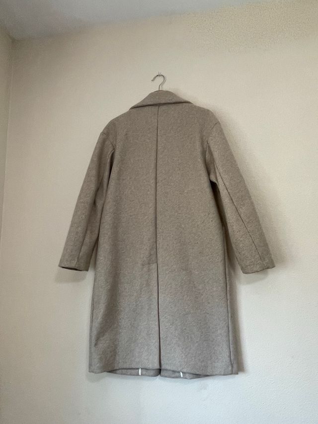 Abrigo Bershka beige talla S