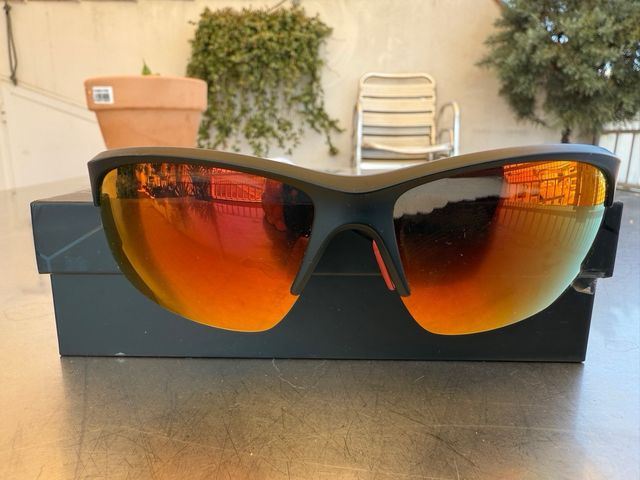 Gafas de sol Polaroid rojas y negras sin estrenar