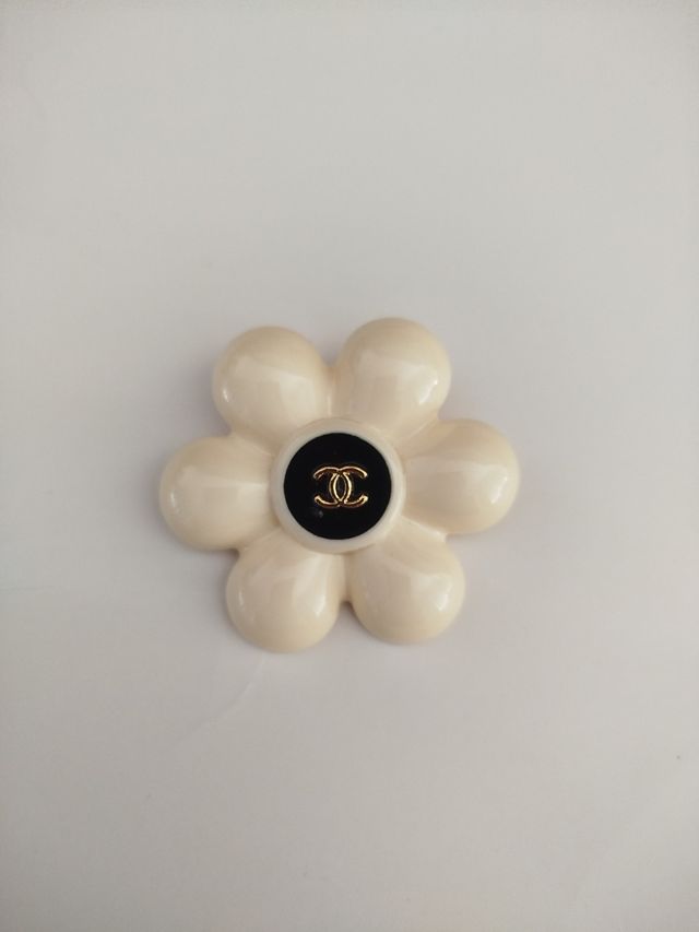 Broche Chanel flor beige dorado