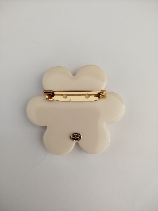 Broche Chanel flor beige dorado