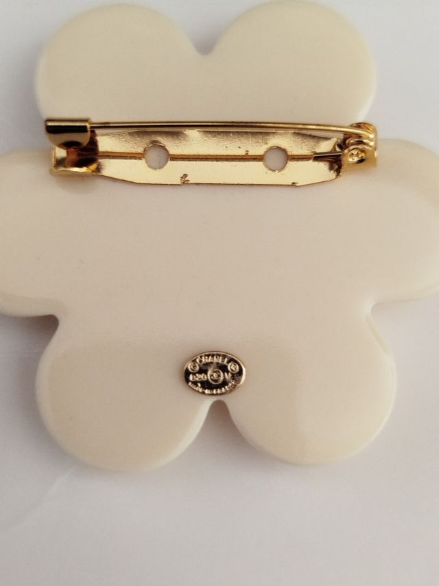 Broche Chanel flor beige dorado
