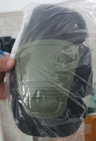 GORRA, RODILLERAS, PANTALÓN Y CHALECO MILITAR