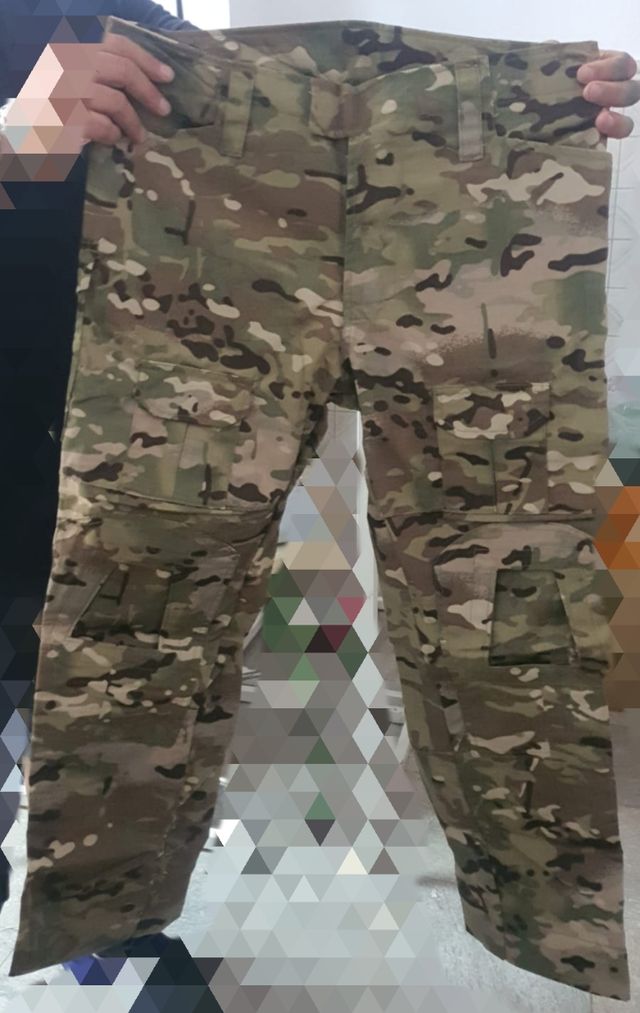 GORRA, RODILLERAS, PANTALÓN Y CHALECO MILITAR