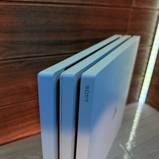PS4 Pro (PlayStation 4) blanca + NFS + Mando