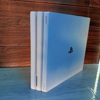 PS4 Pro (PlayStation 4) blanca + NFS + Mando
