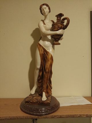 Figura decorativa mujer ánfora