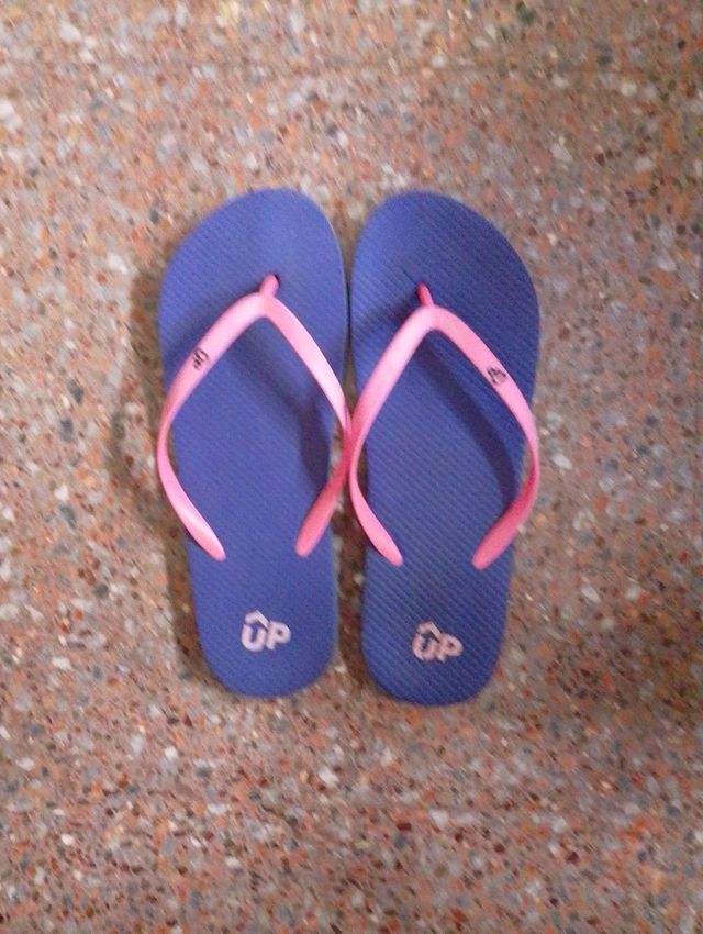 Chanclas ÛP azules y rosas de verano piscina playa