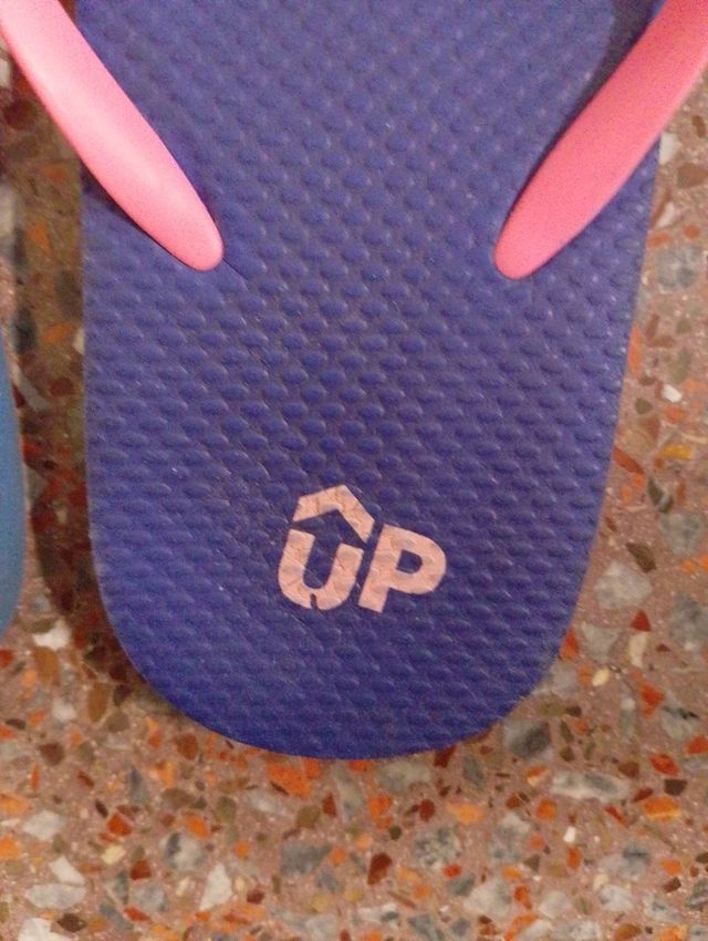 Chanclas ÛP azules y rosas de verano piscina playa