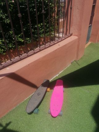 2 Monopatines: Rosa y Negro. 10€ cada uno. 