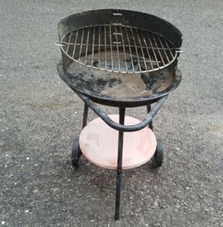 Barbacoa metálica negra.