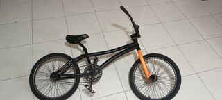 Bicicleta BMX negra