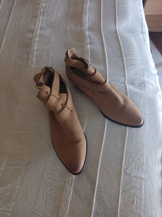 Botines Pull & Bear beige, talla 39