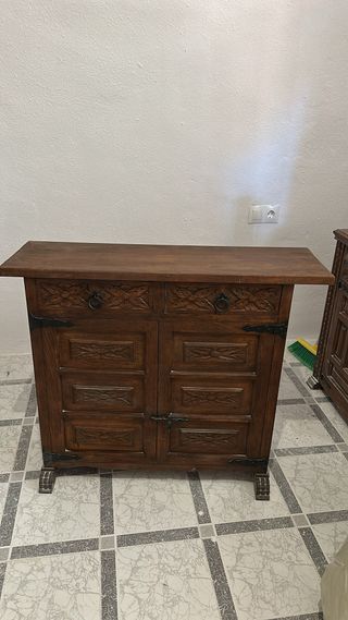 Mueble antiguo de madera tallada