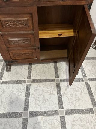 Mueble antiguo de madera tallada