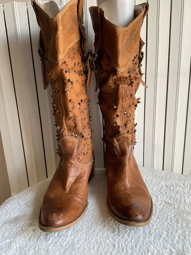 Stivali cuoio marroni traforati