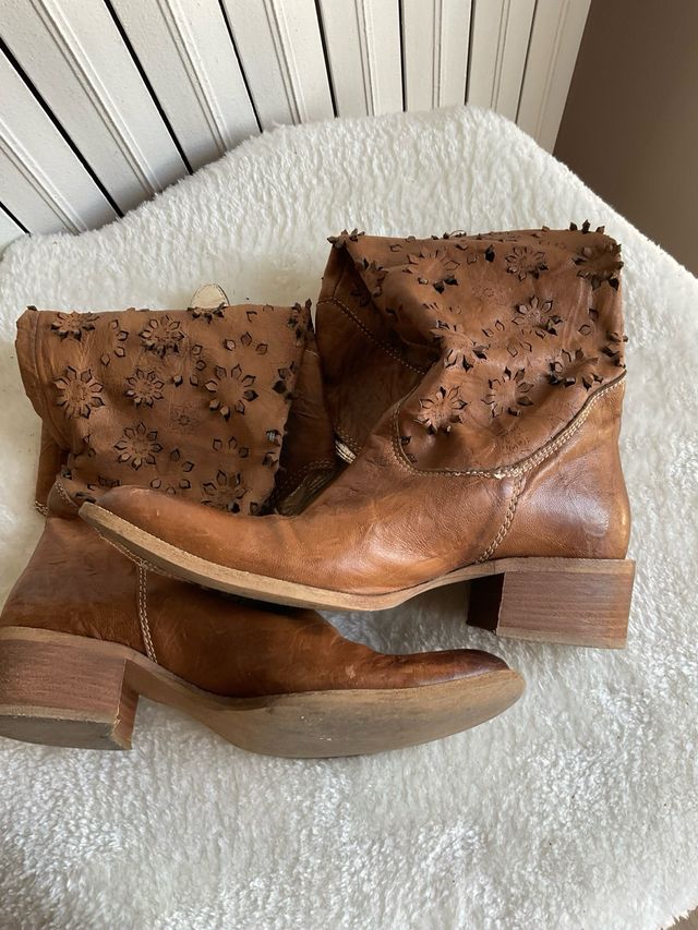 Stivali cuoio marroni traforati