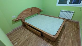 Estructura de cama de madera con cabecero y cajon