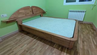 Estructura de cama de madera con cabecero y cajon