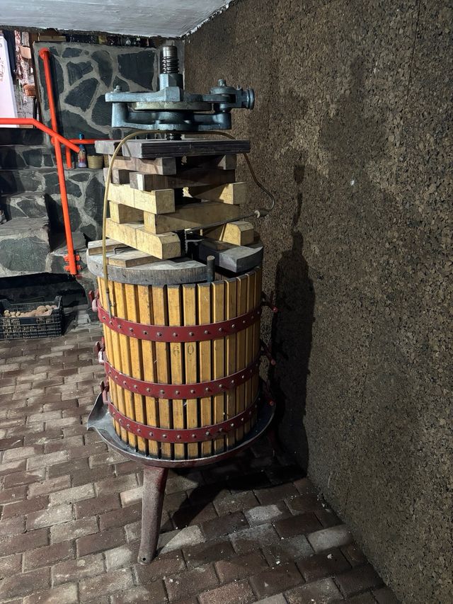Prensa de vino antigua 