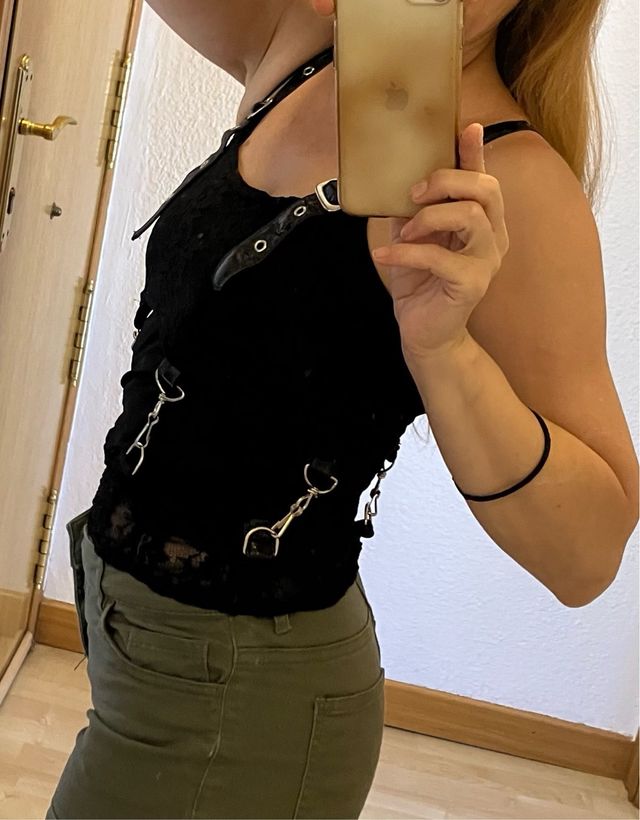 Top negro con tirantes y detalles