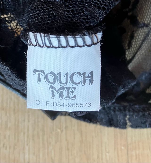 Top negro con tirantes y detalles