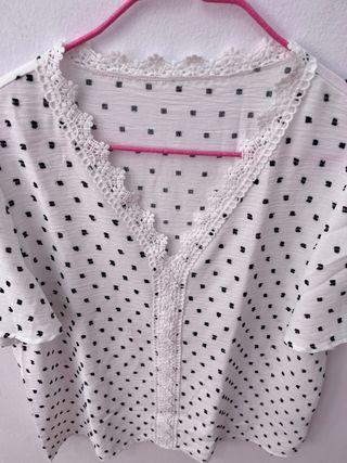 Blusa blanca lunares negros