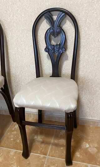 6 Sillas de madera tallada y tapizadas