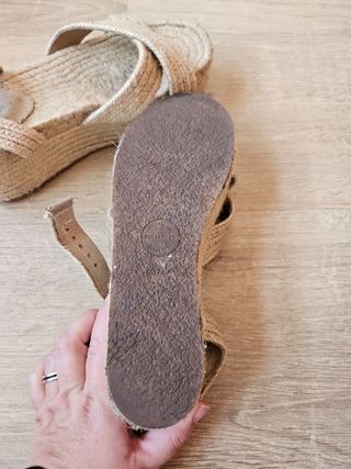 Sandalias cuña rafia beige