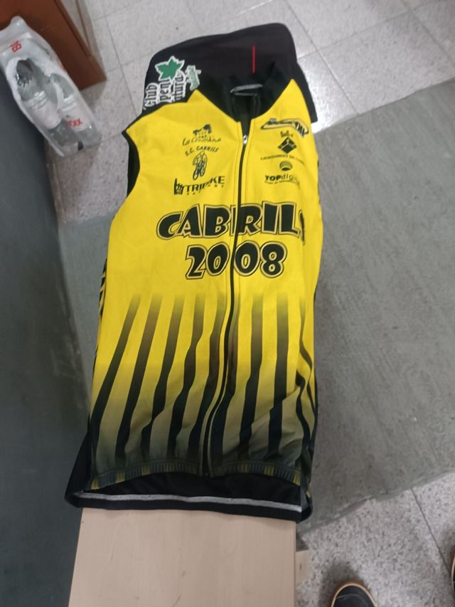 Tres Maillot ciclismo más mangas y mayas largas
