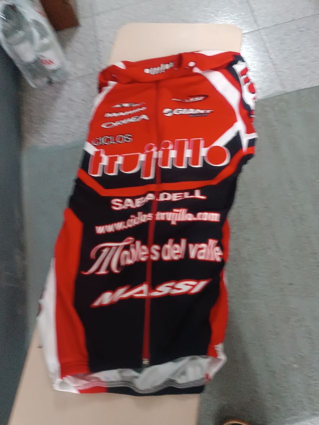Tres Maillot ciclismo más mangas y mayas largas