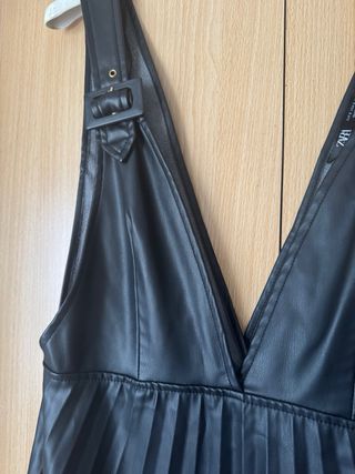 Vestido Zara piel negro plisado