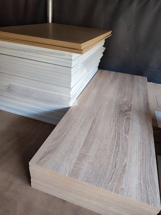 Madera nueva de restos de muebles.